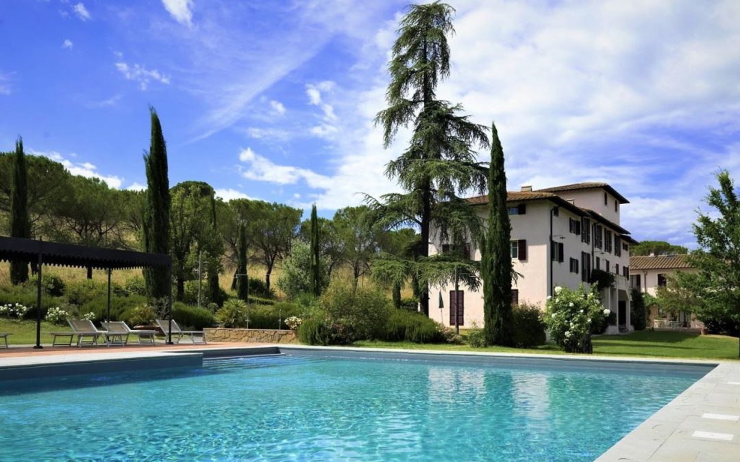 HOLIDAY FARM WITH SWIMMING POOL (AND SQUARE)